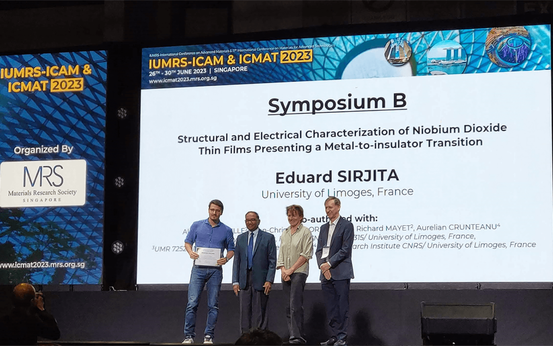 Eduard N. Sirjita, doctorant en troisième année au laboratoire XLIM, accompagné de ses directeurs de thèse. Lauréat du Prix du meilleur poster à la 11th International Conference on Materials for Advanced Technologies- IUMRS-ICAM & ICMAT 2023