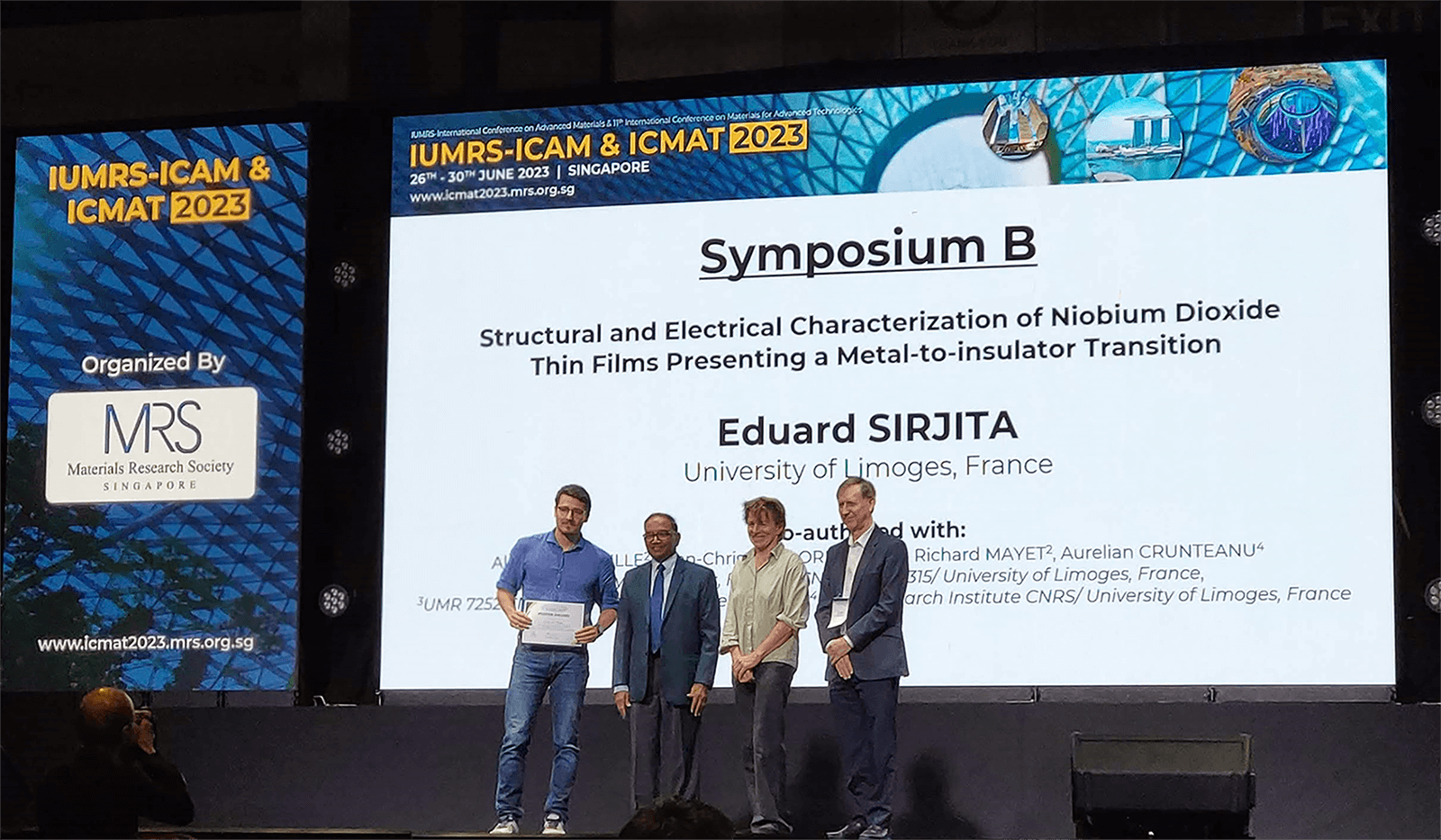 Eduard N. Sirjita, doctorant en troisième année au laboratoire XLIM, accompagné de ses directeurs de thèse. Lauréat du Prix du meilleur poster à la 11th International Conference on Materials for Advanced Technologies- IUMRS-ICAM & ICMAT 2023