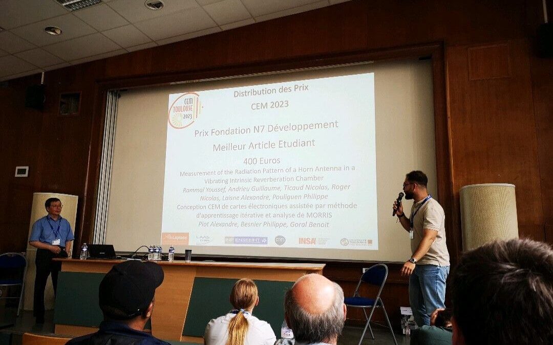 Youssef Rammal, doctorant au laboratoire XLIM, lauréat du Prix du meilleur papier étudiant à la conférence CEM 2023 à Toulouse. Son papier montre comment mesurer le diagramme de rayonnement d’une antenne dans une cavité réverbérante chaotique
